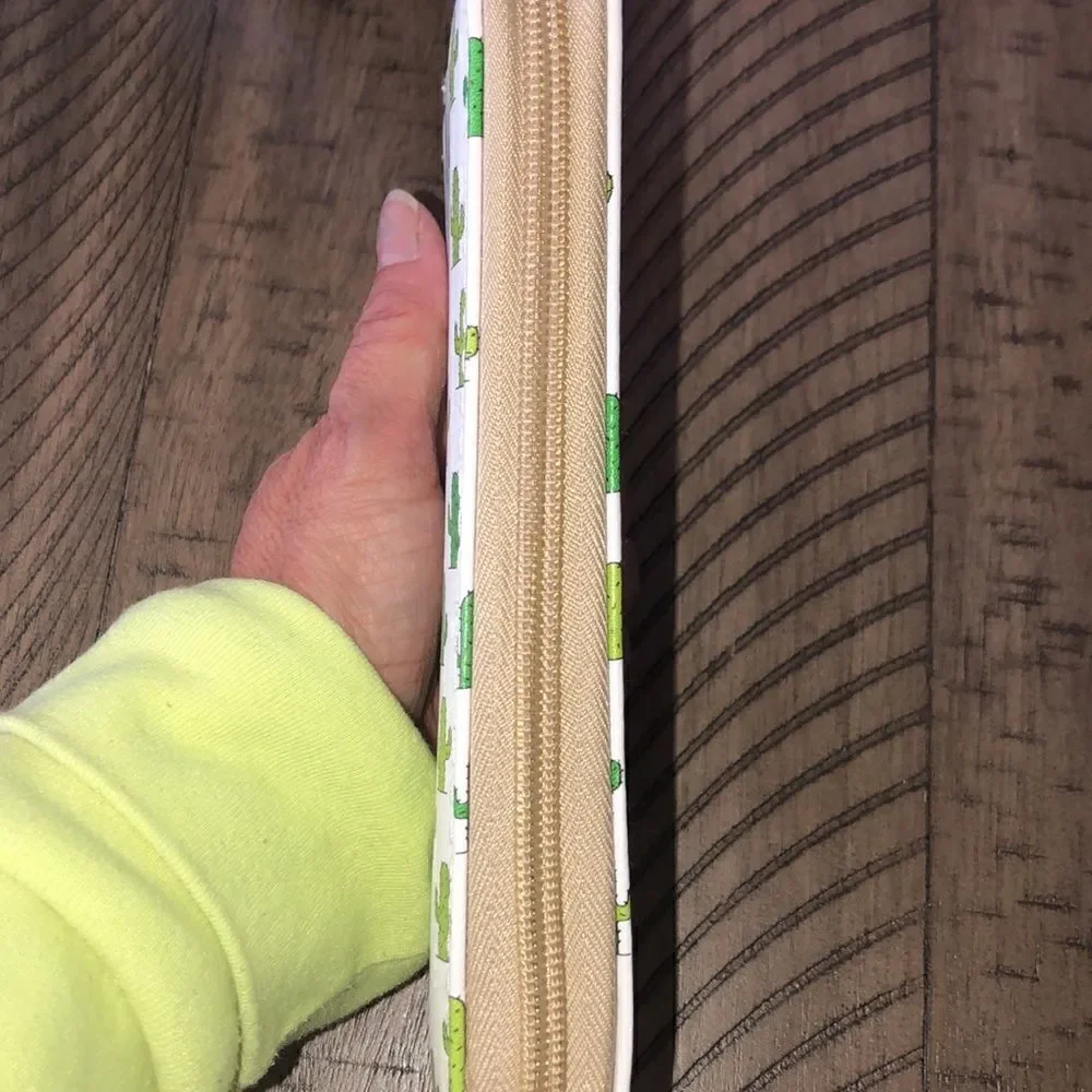 NWT Lucky 🍀 Cacti 🌵 Vegan 🌱 Zip Wallet 12 card inserts zip coin Secure!